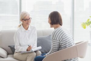 young woman discussing cocaine addiction treatment with her addiction treatment specialist.